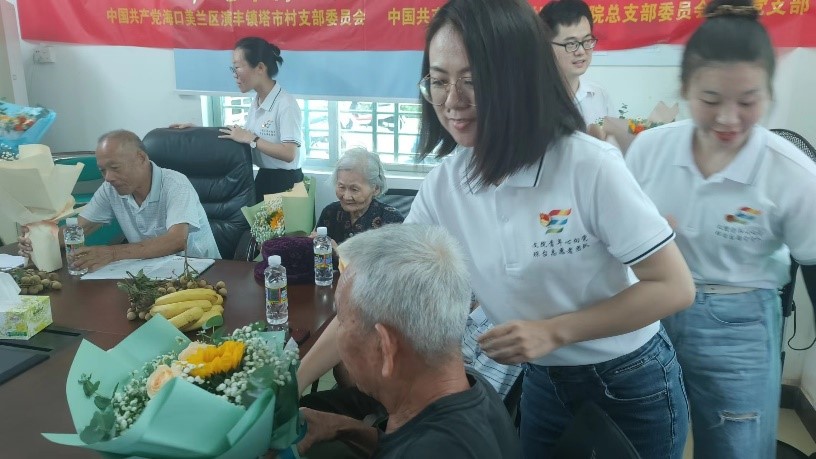 1657157110464745.jpg 122cc太阳成集团教师党员献花.jpg